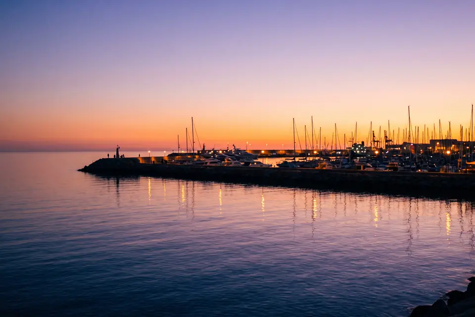 Un puerto deportivo de la costa al atardecer