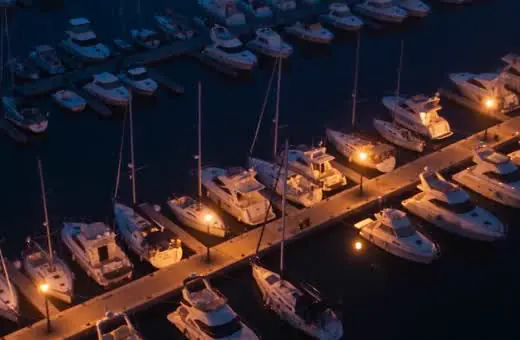 La costa vista desde el aire de madrugada