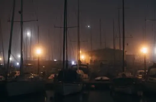 Un puerto deportivo de noche
