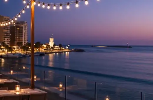 Una terraza junto al mar a la hora azul