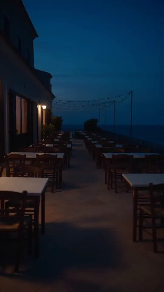 Una terraza vacía junto al mar que se va llenando de comensales